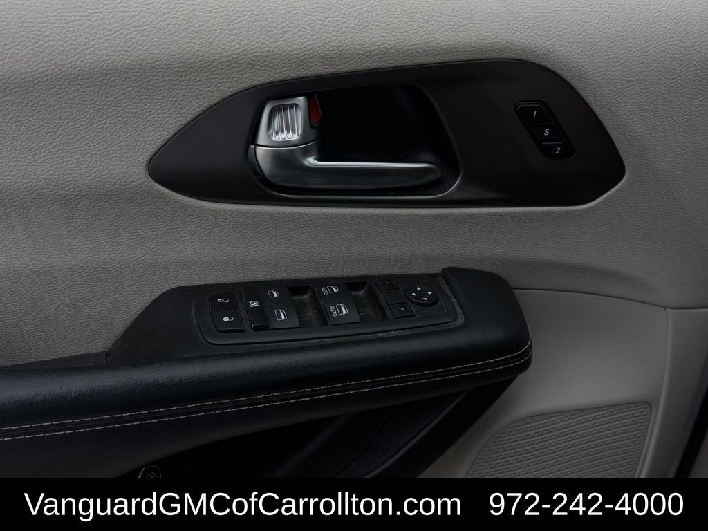 Used 2023 Chrysler Pacifica Touring-L FWD image 27