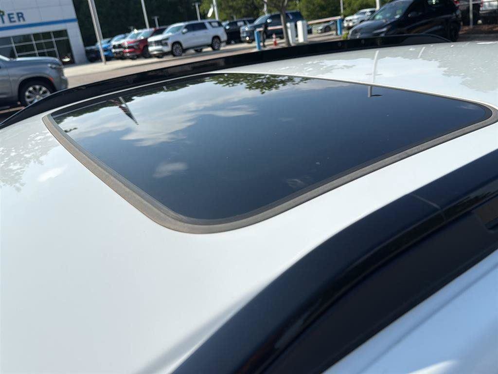 Used 2024 Chevrolet Trax RS w/ Sunroof Package FWD image 9