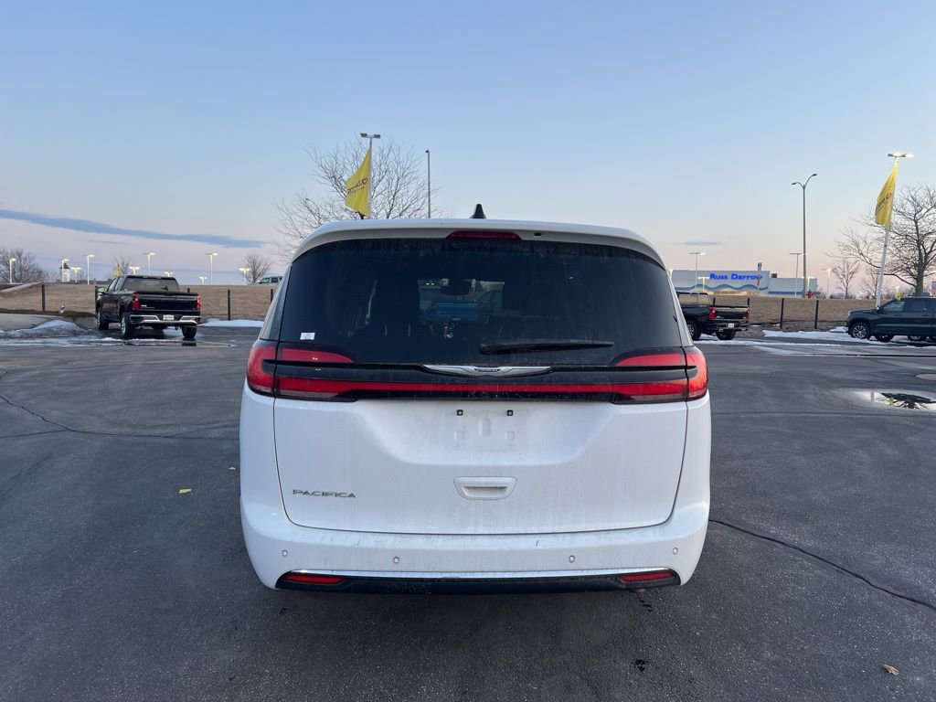 Used 2024 Chrysler Pacifica Touring-L image 4