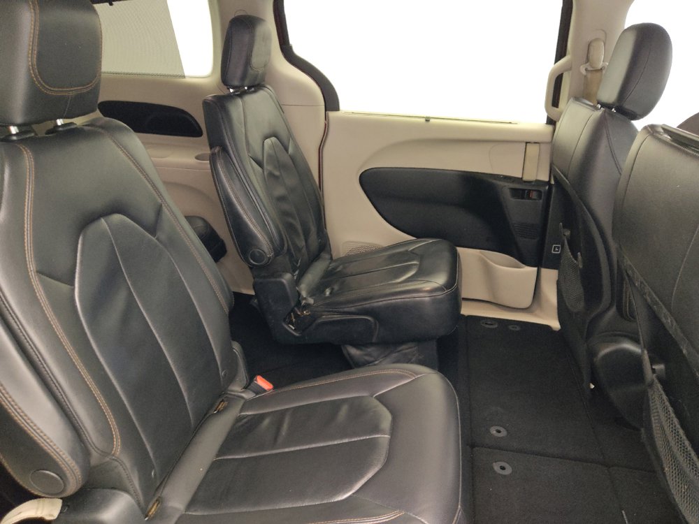 Used 2017 Chrysler Pacifica Touring-L FWD image 19
