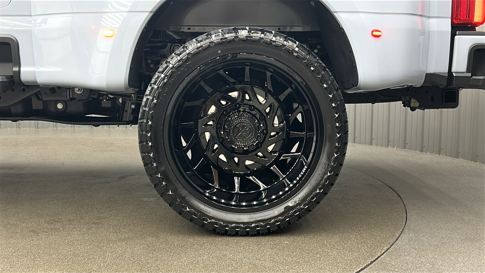 Used 2025 Ford F450 Platinum w/ FX4 Off-Road Package image 12