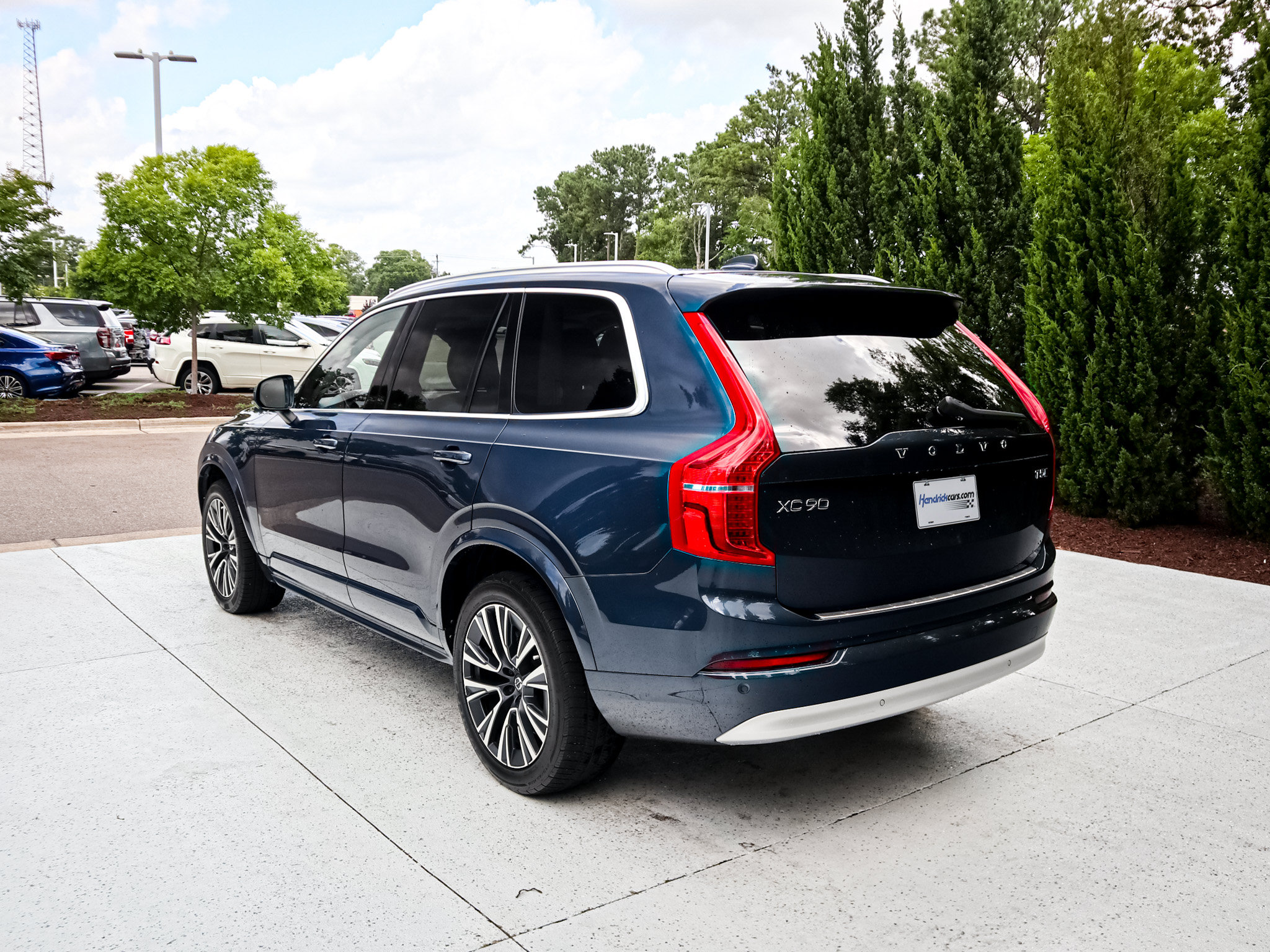Used 2022 Volvo XC90 T5 Momentum w/ Climate Package AWD/4WD image 9