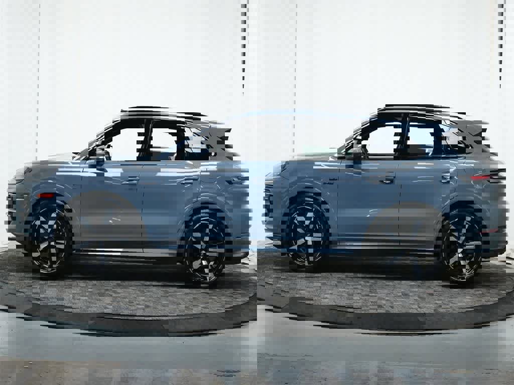 New 2025 Porsche Cayenne Turbo image 2