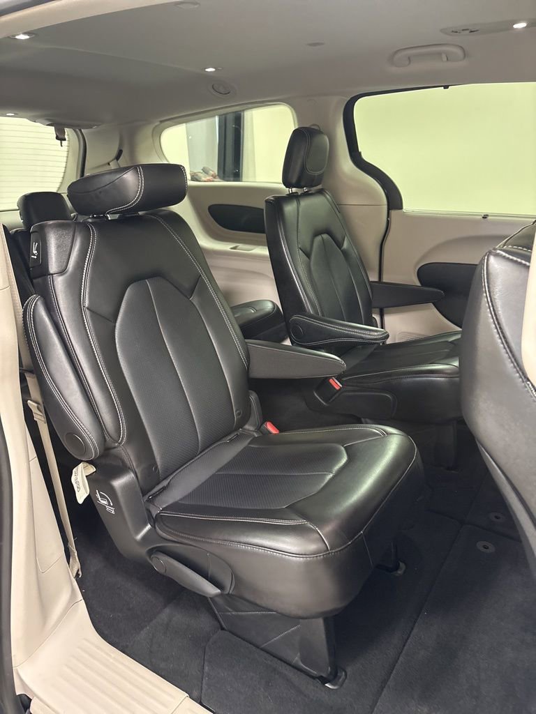 Used 2024 Chrysler Pacifica Touring-L FWD image 34