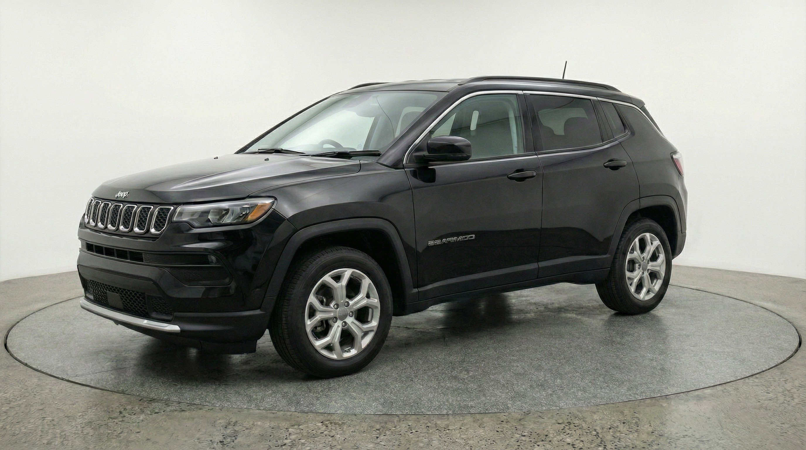 Used 2025 Jeep Compass Latitude image 3