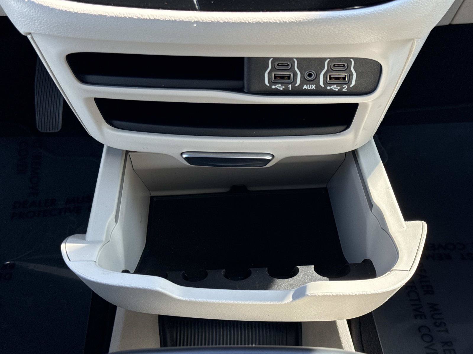 Used 2024 Chrysler Pacifica Touring-L FWD image 12
