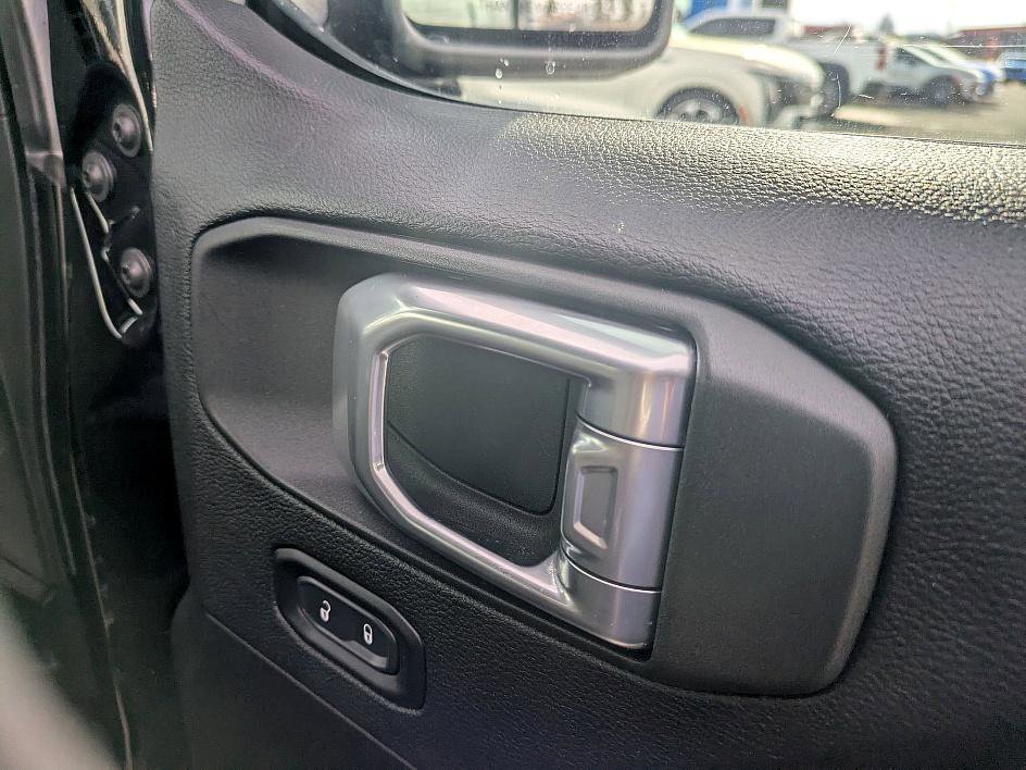 Used 2019 Jeep Wrangler Unlimited Sahara w/ Safety Group image 29