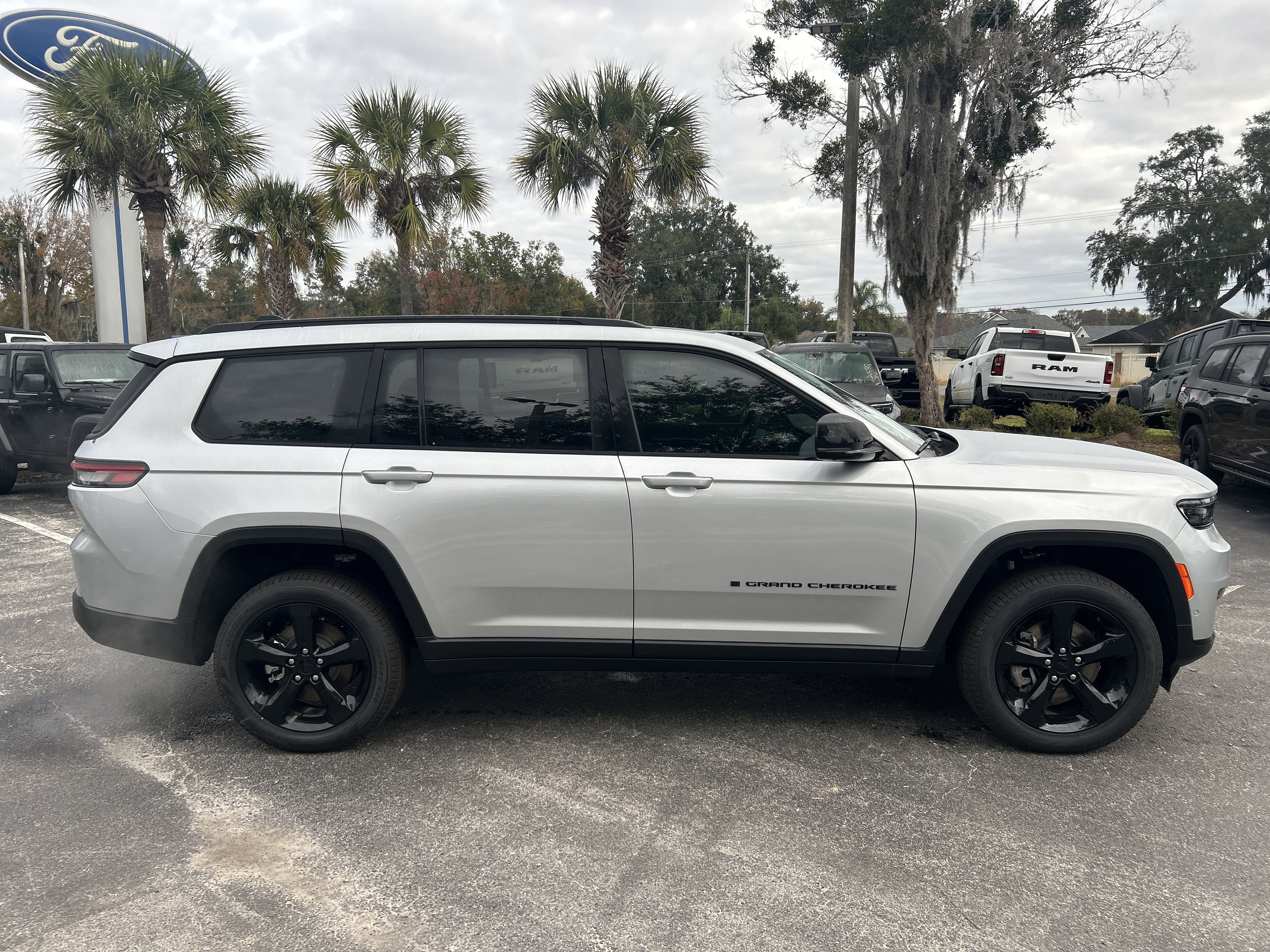 New 2025 Jeep Grand Cherokee L Limited w/ Luxury Tech Group II image 8