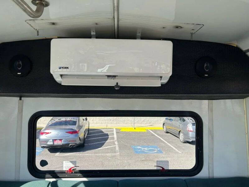 Used 2006 Ford E-350 and Econoline 350 Super Duty RWD image 52