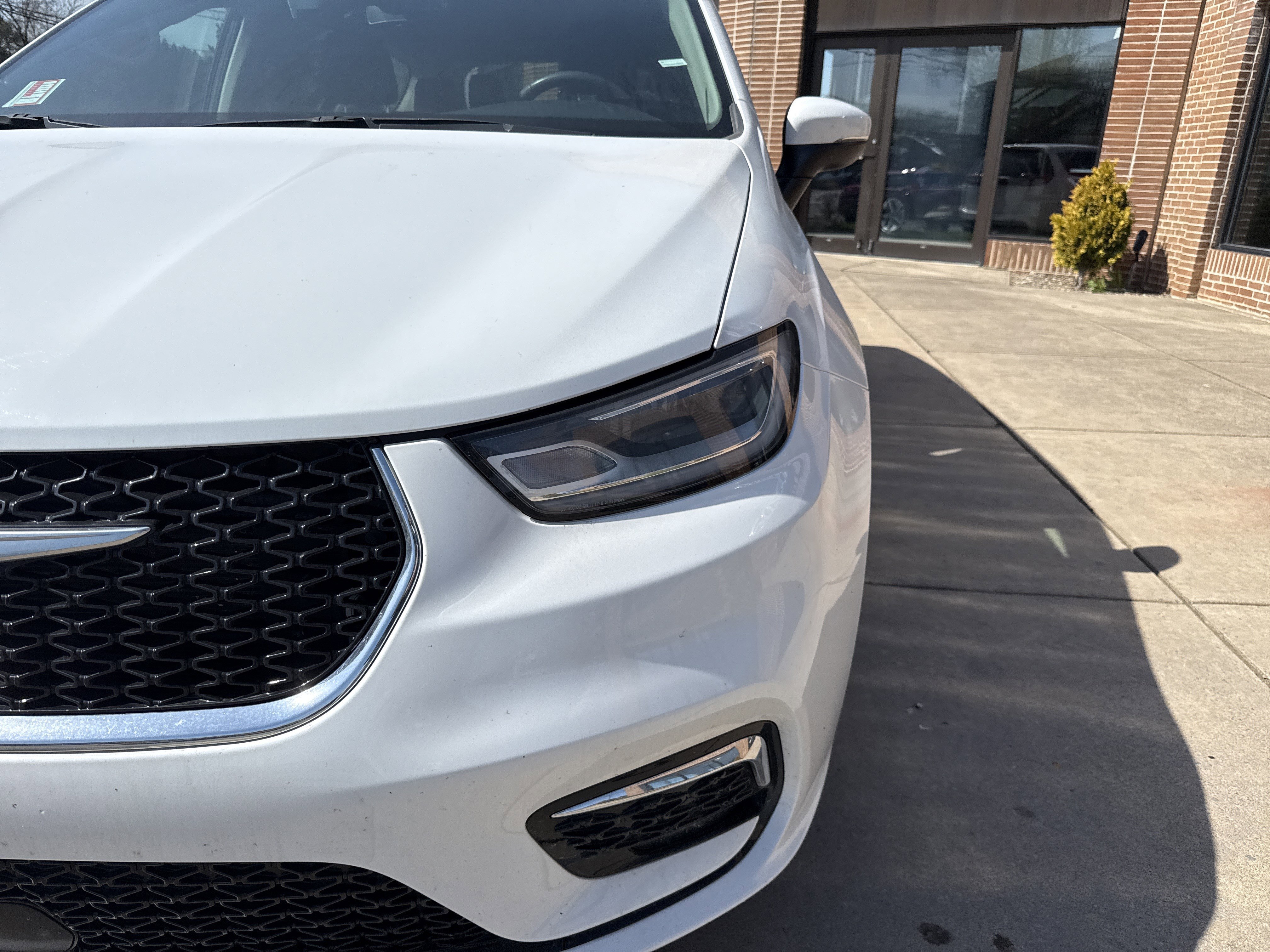 Used 2023 Chrysler Pacifica Touring-L image 9