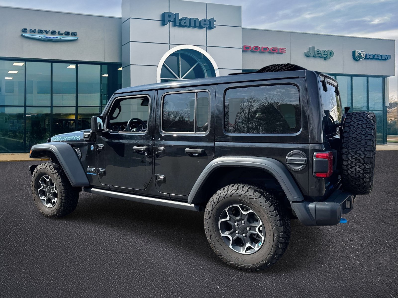 Used 2023 Jeep Wrangler Unlimited Rubicon 4xe w/ Steel Bumper Group AWD/4WD image 3