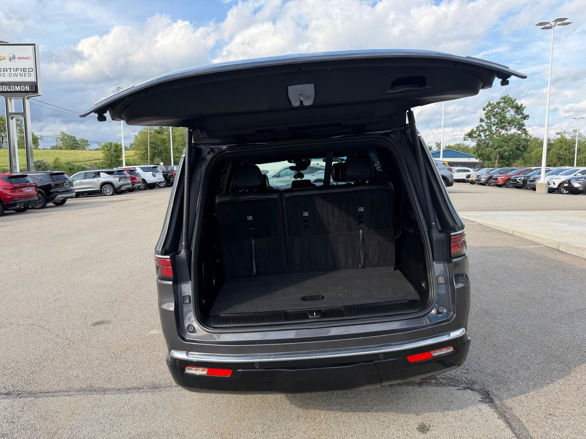 Used 2022 Jeep Wagoneer Series II AWD/4WD image 12