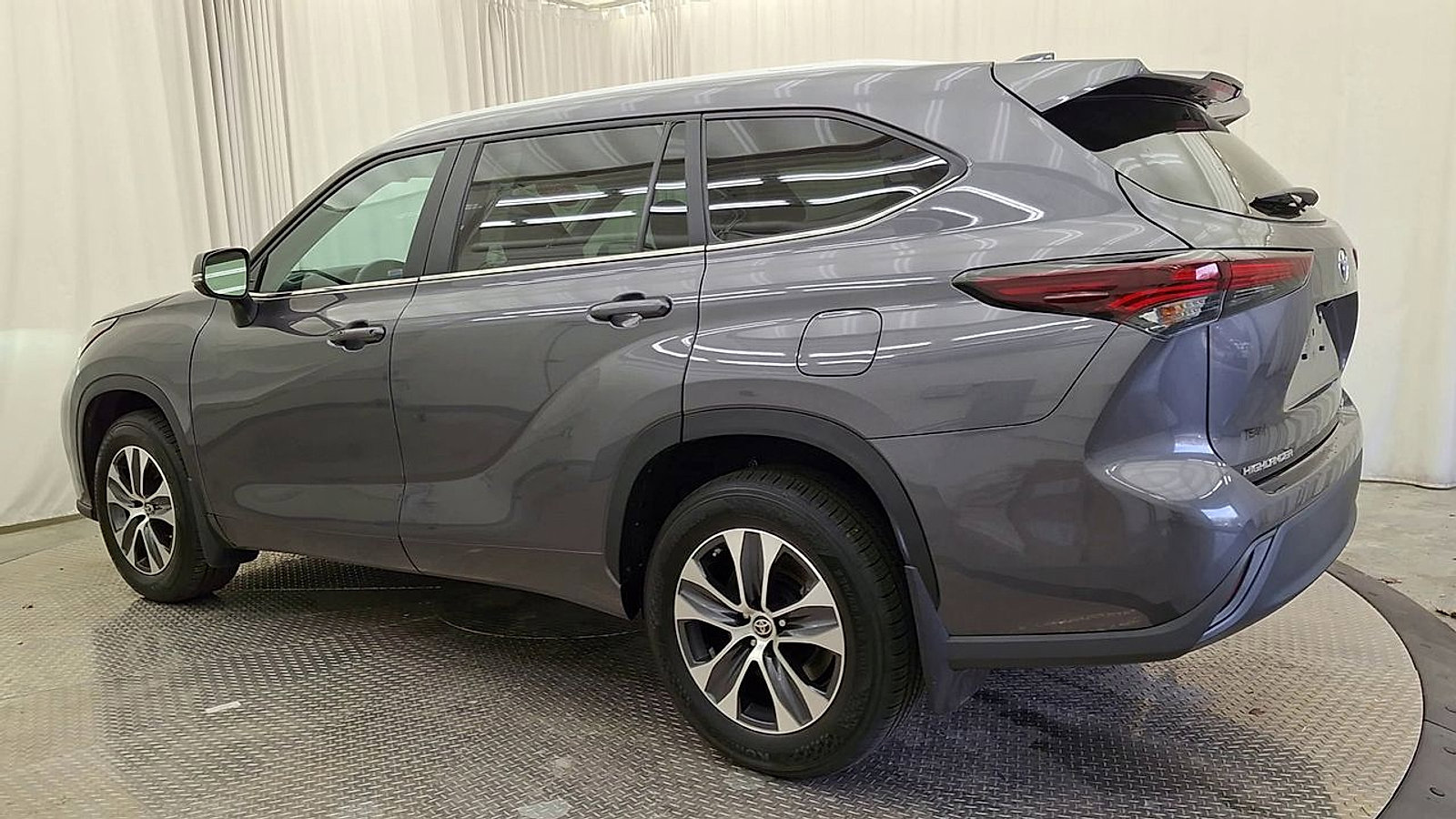 Certified 2024 Toyota Highlander XLE image 9