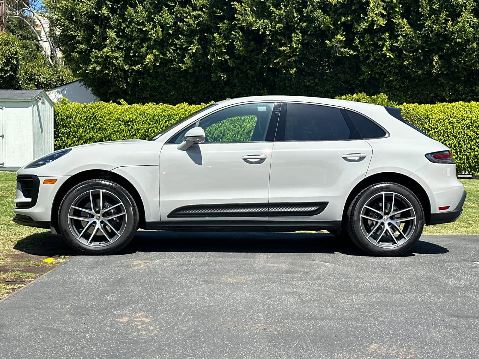 Certified 2025 Porsche Macan AWD/4WD image 2