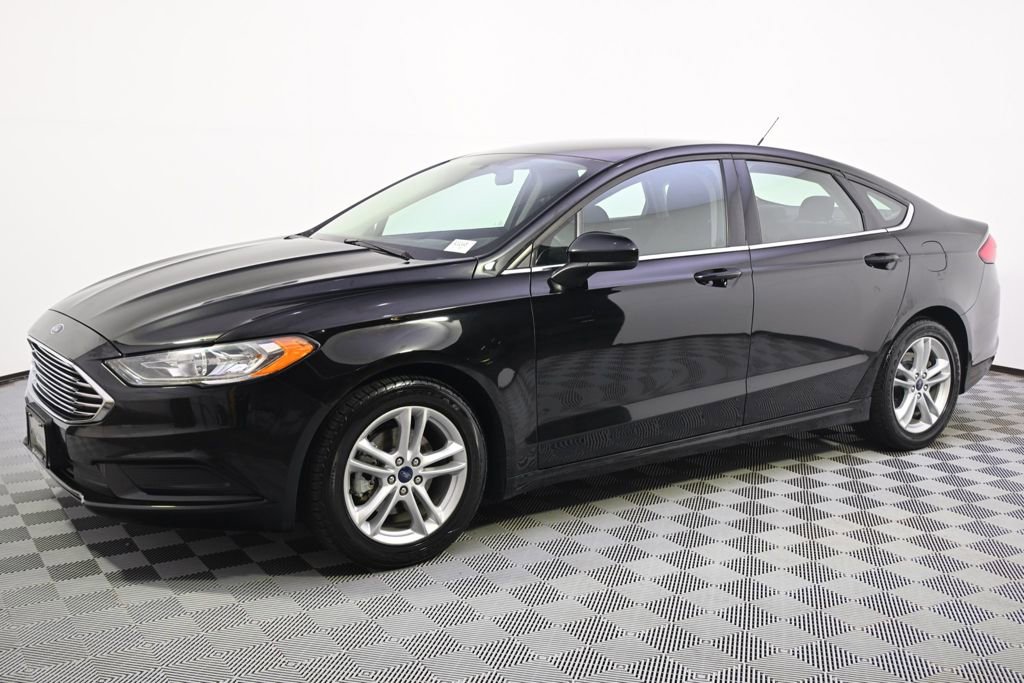 Used 2018 Ford Fusion SE FWD image 2