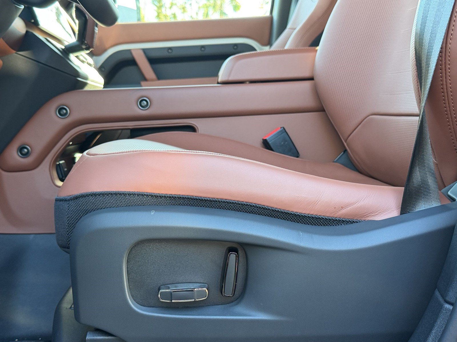 New 2026 Land Rover Defender 110 OCTA AWD/4WD image 16