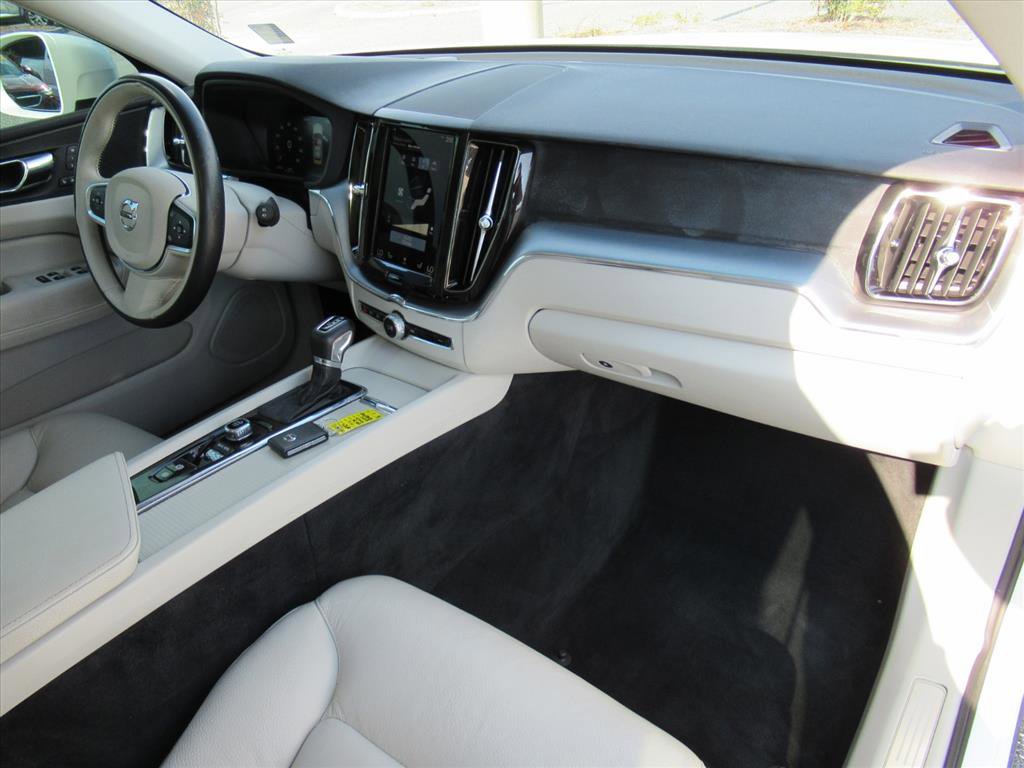 Used 2018 Volvo XC60 T6 Momentum w/ Convenience Package image 10