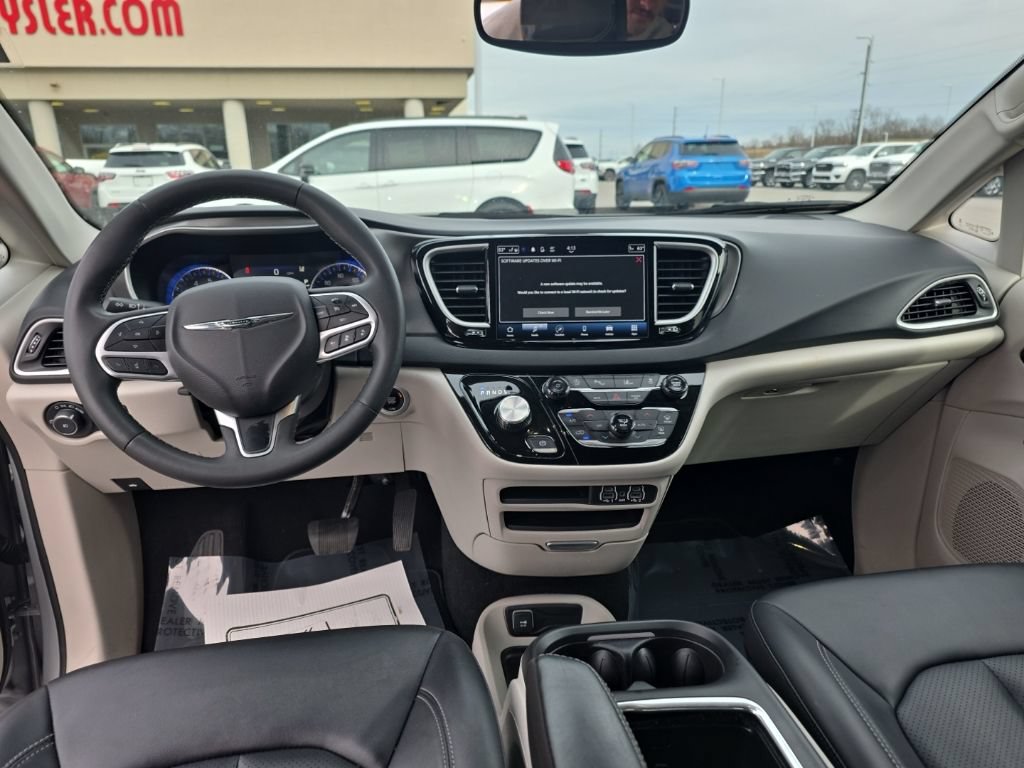 Used 2024 Chrysler Pacifica Touring-L FWD image 13