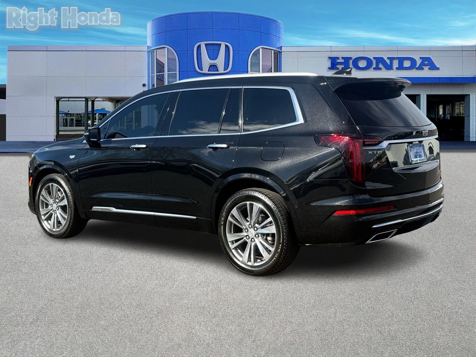 Used 2022 Cadillac XT6 Premium Luxury w/ Technology Package image 4