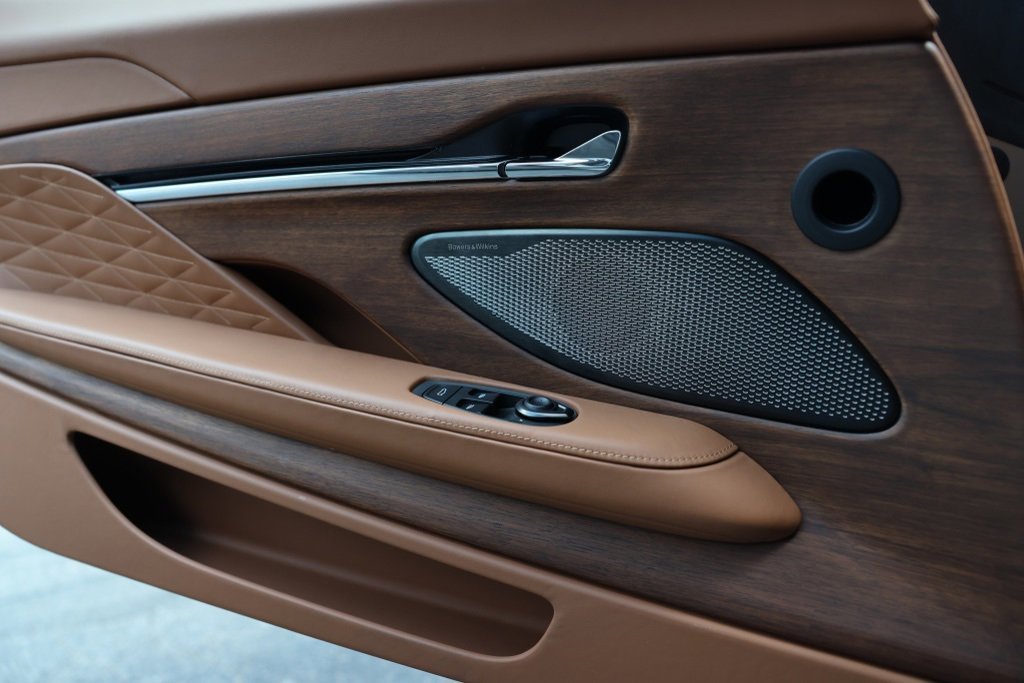 Used 2024 Aston Martin DB12 Convertible image 27