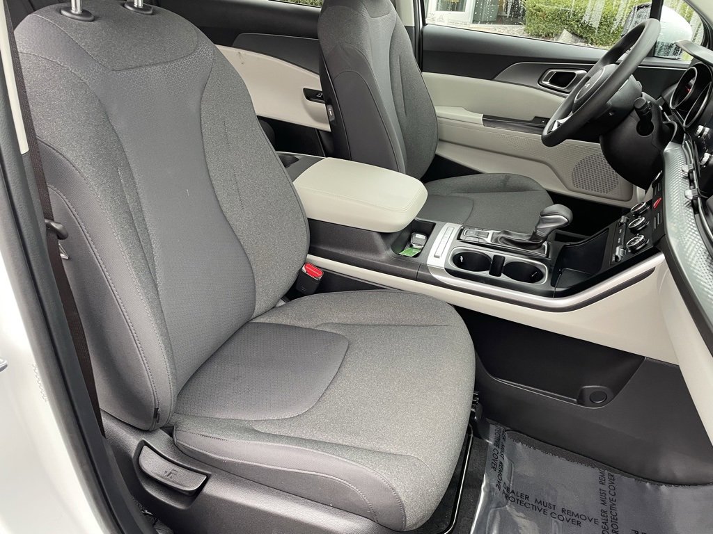 Used 2024 Kia Carnival LX image 17