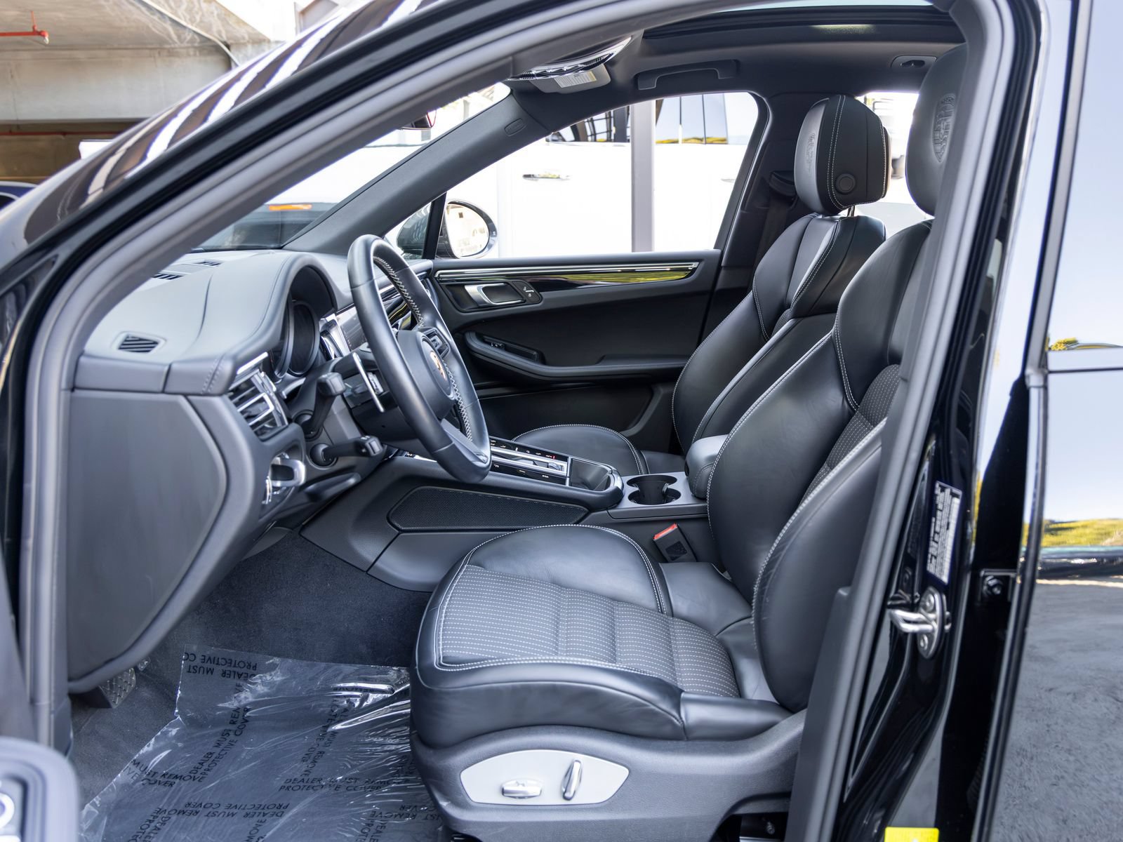 Certified 2023 Porsche Macan Turbo AWD/4WD image 31
