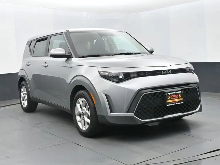 Used 2025 Kia Soul LX w/ LX Technology Package image 2