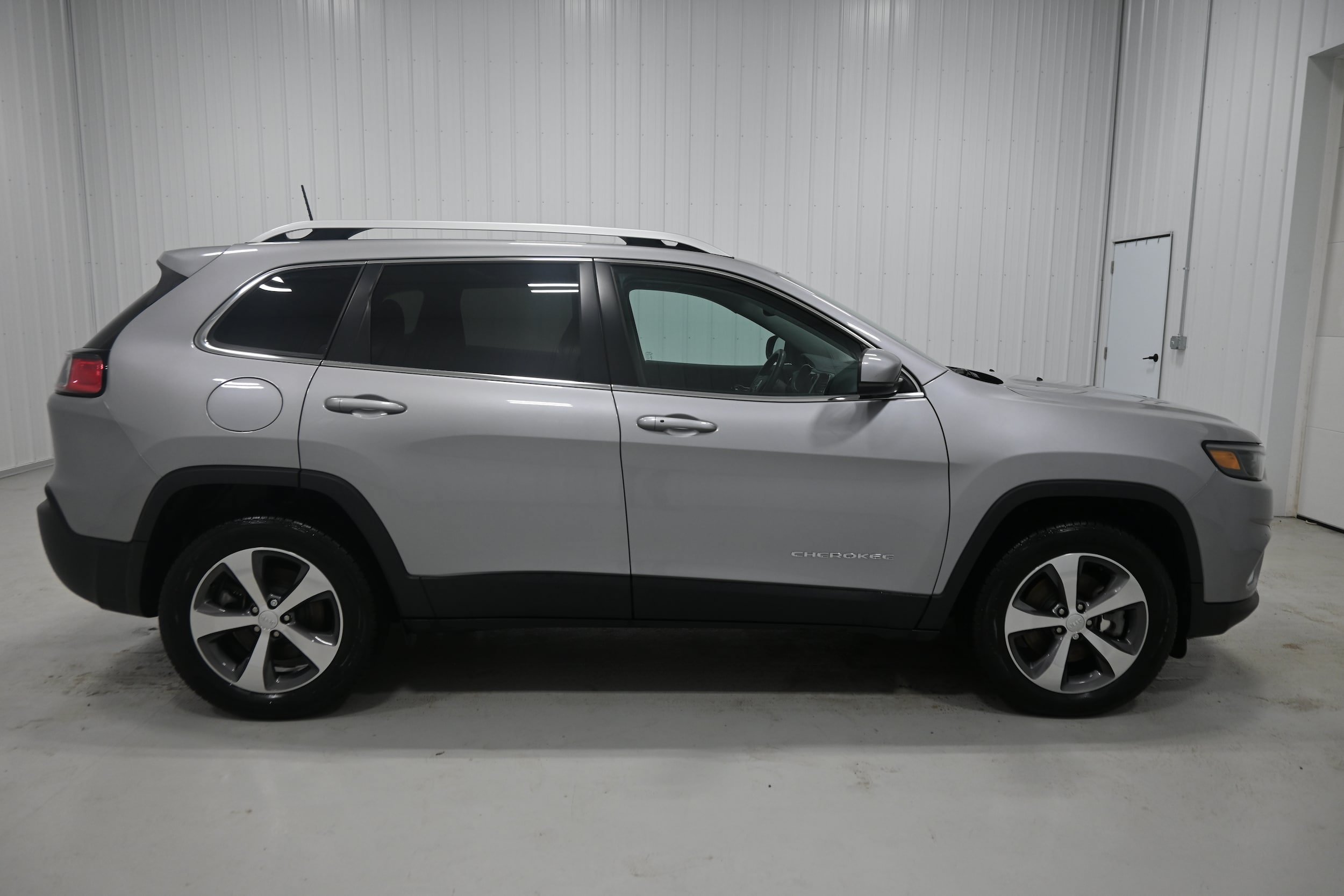 Used 2019 Jeep Cherokee Limited w/ Trailer Tow Group AWD/4WD image 35