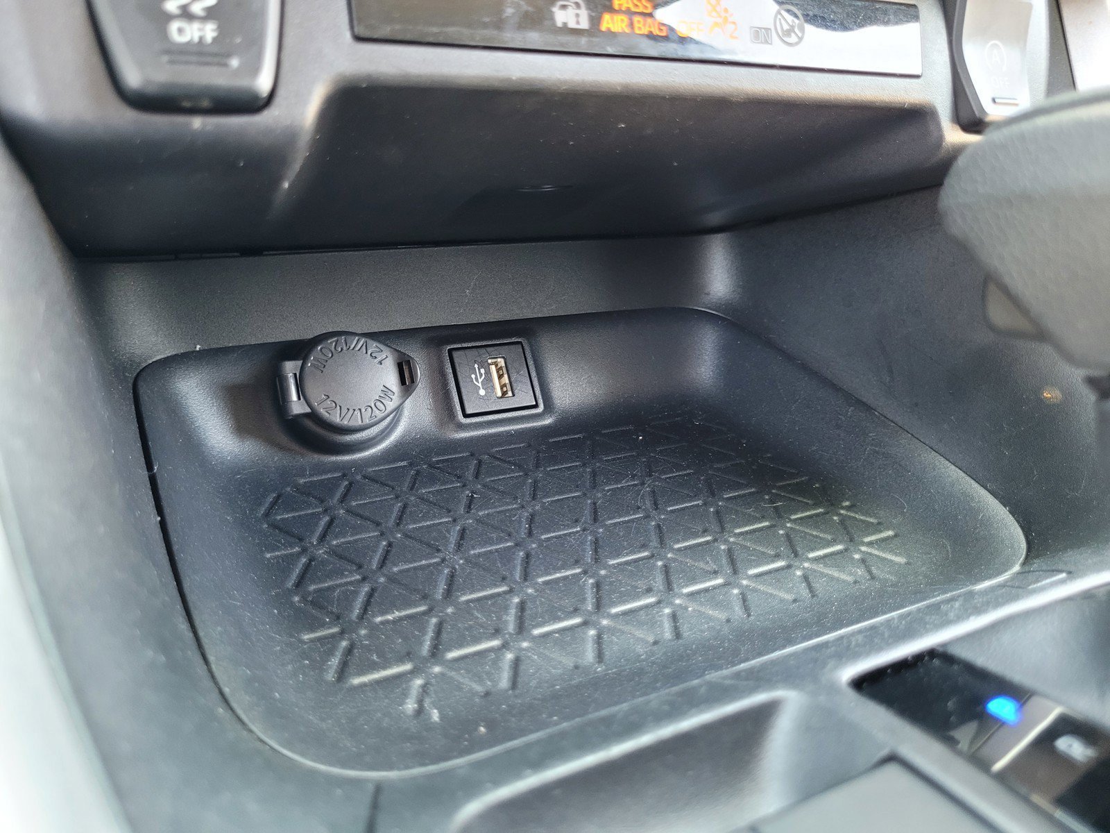 Used 2025 Toyota RAV4 XLE AWD/4WD image 20