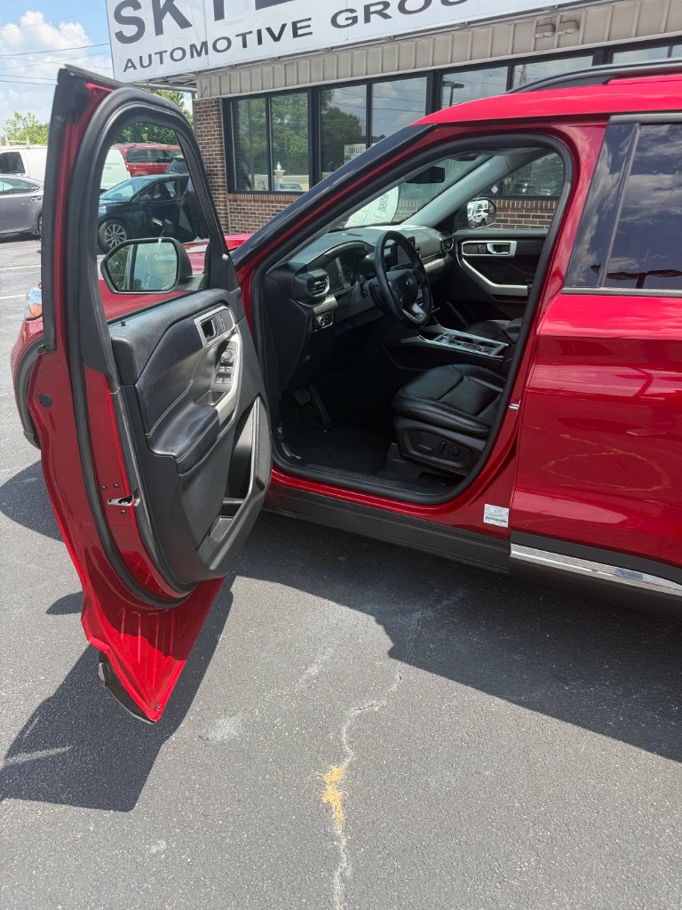 Used 2021 Ford Explorer XLT w/ Equipment Group 202A AWD/4WD image 20
