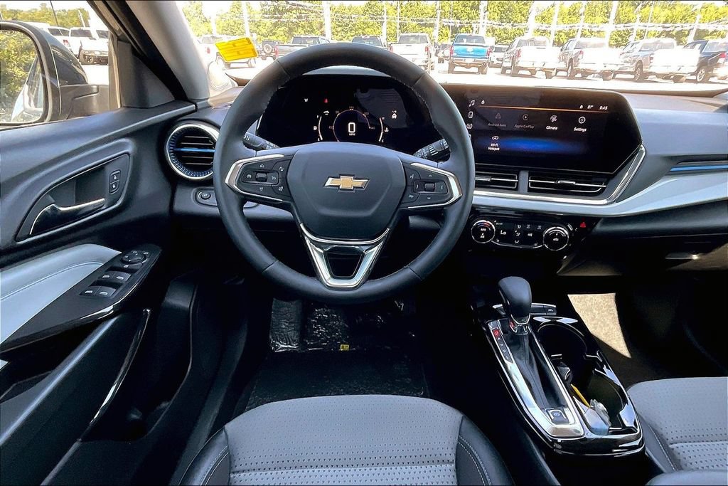 Used 2025 Chevrolet Trax LT w/ Sunroof Package FWD image 6