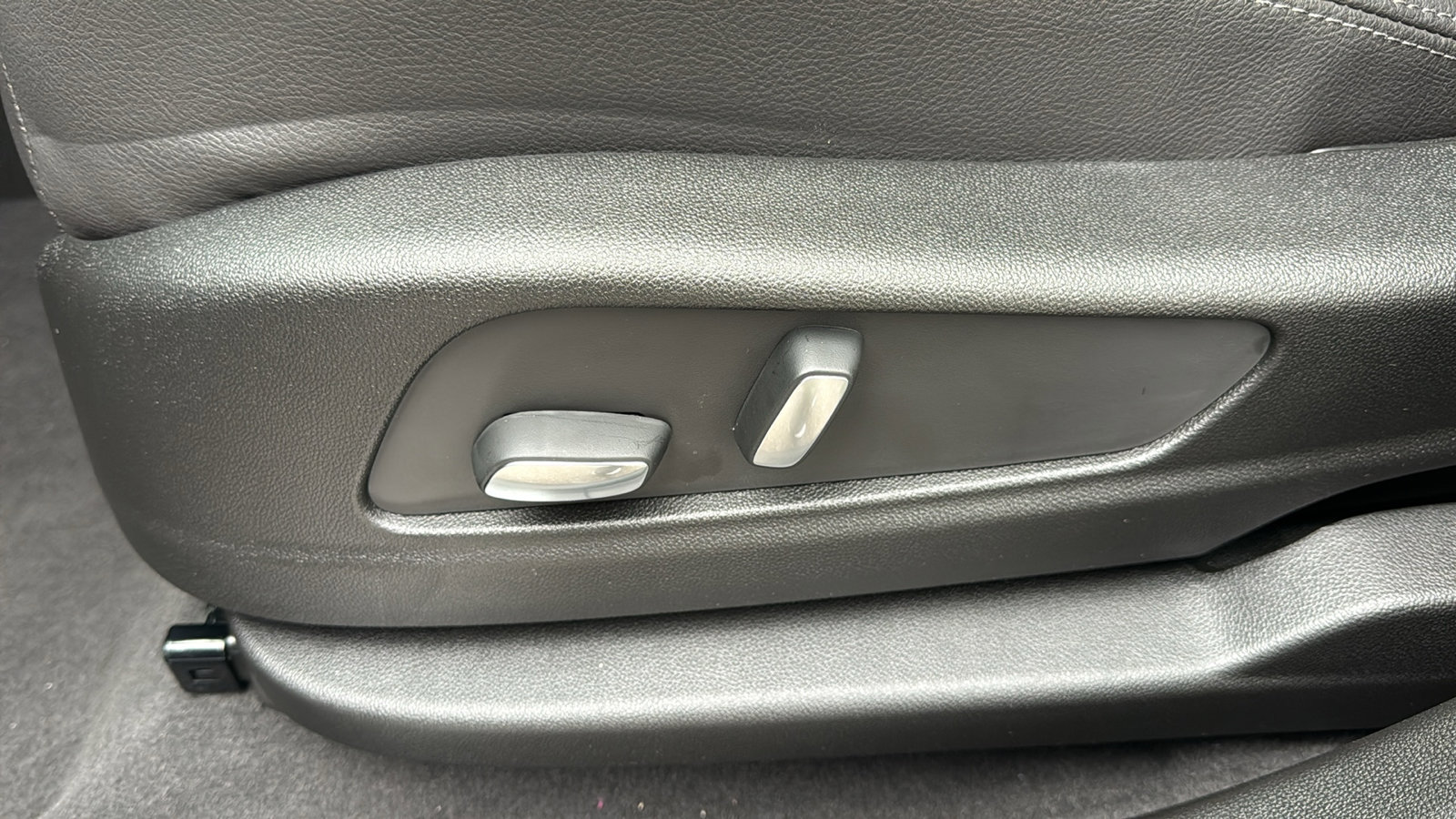 New 2025 Cadillac XT5 Luxury image 12