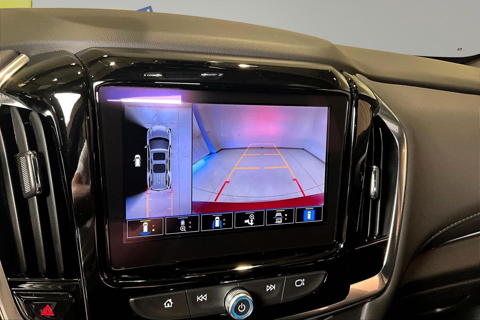 Used 2023 Chevrolet Traverse LT w/ Rear Camera Mirror Package AWD/4WD image 15