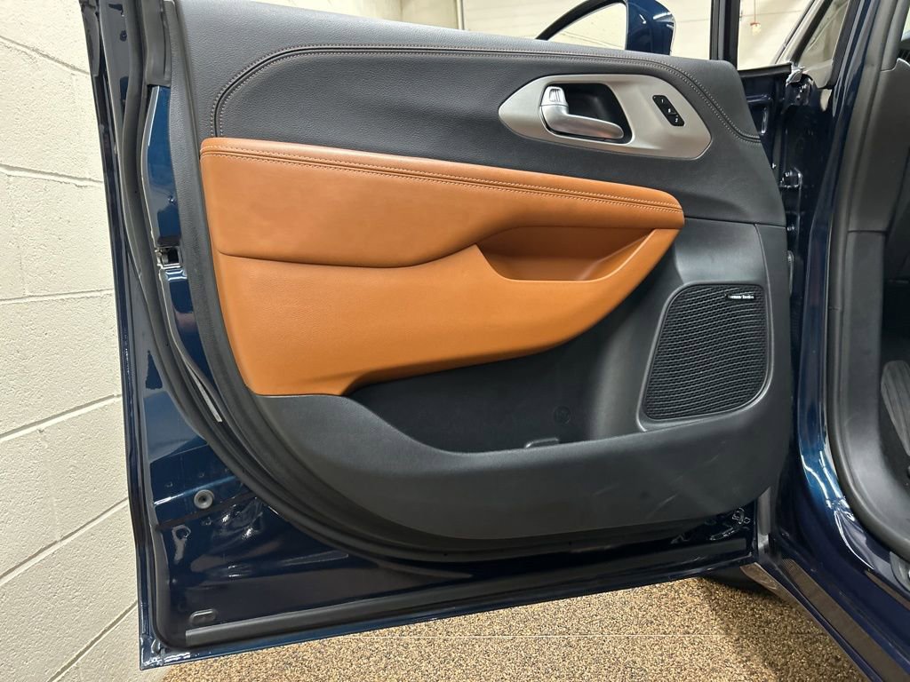 Used 2024 Chrysler Pacifica Pinnacle w/ Trailer Tow Group image 13