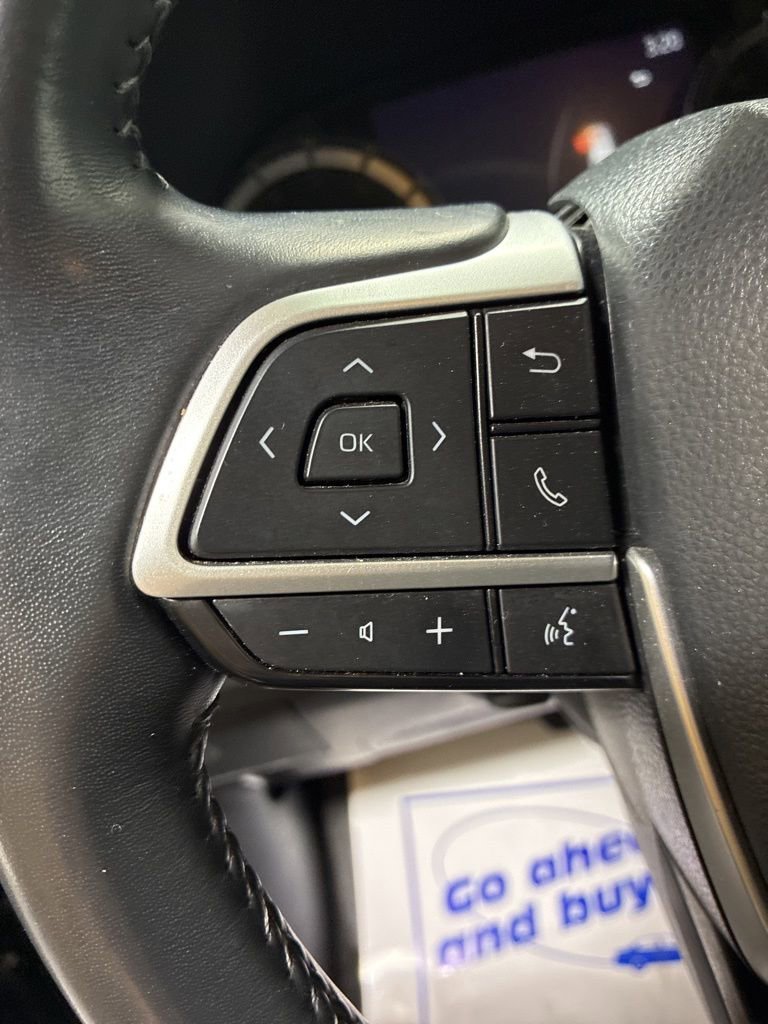 Used 2024 Toyota Highlander LE FWD image 15