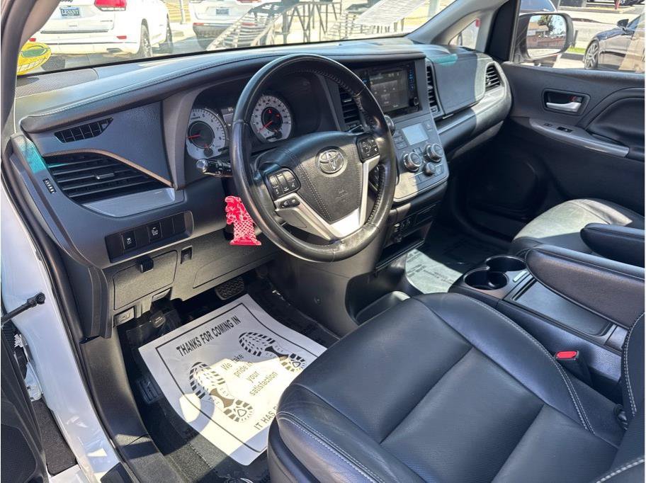 Used 2015 Toyota Sienna SE w/ SE Preferred Package FWD image 16