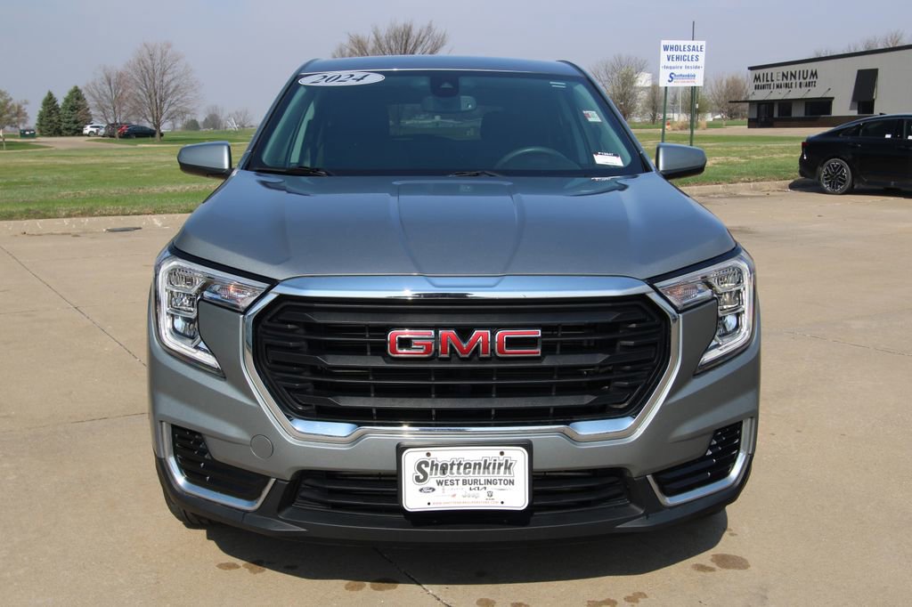 Used 2024 GMC Terrain SLE image 2