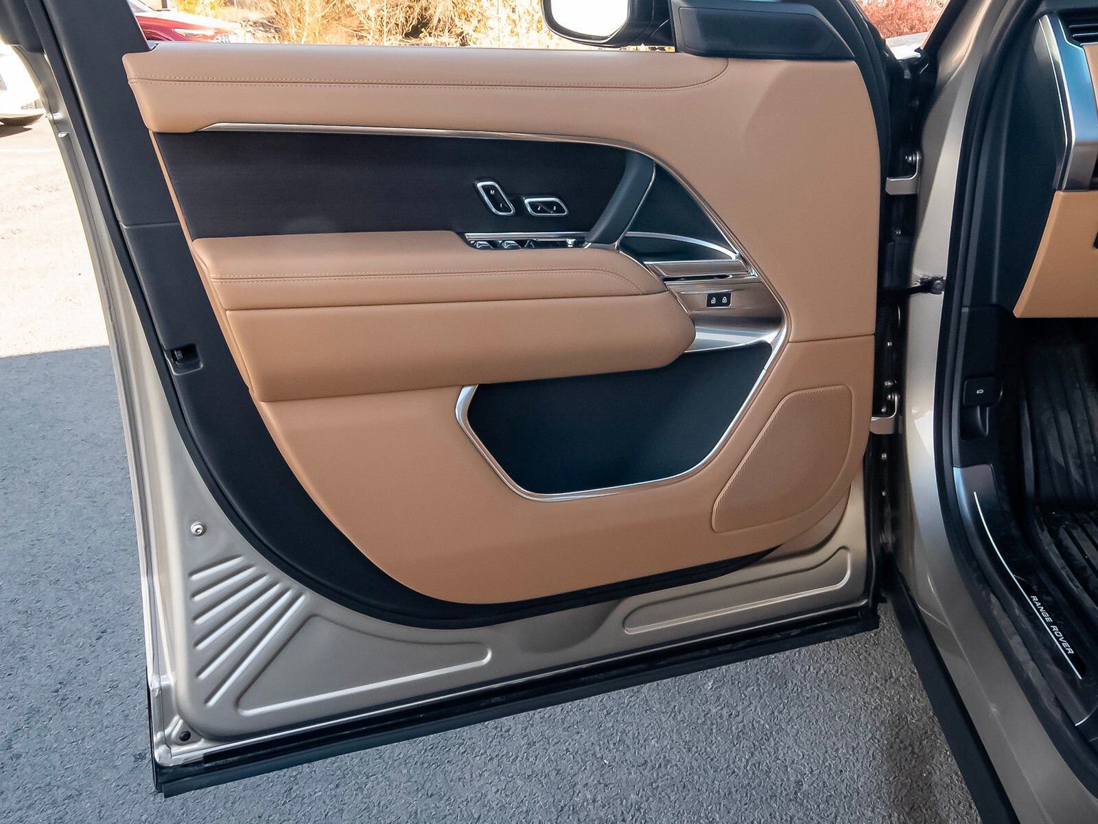 New 2025 Land Rover Range Rover SE image 32