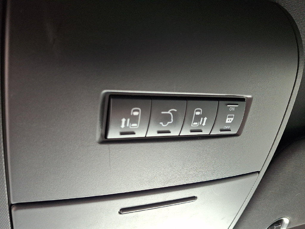Used 2019 Dodge Grand Caravan SXT w/ Blacktop Package FWD image 23