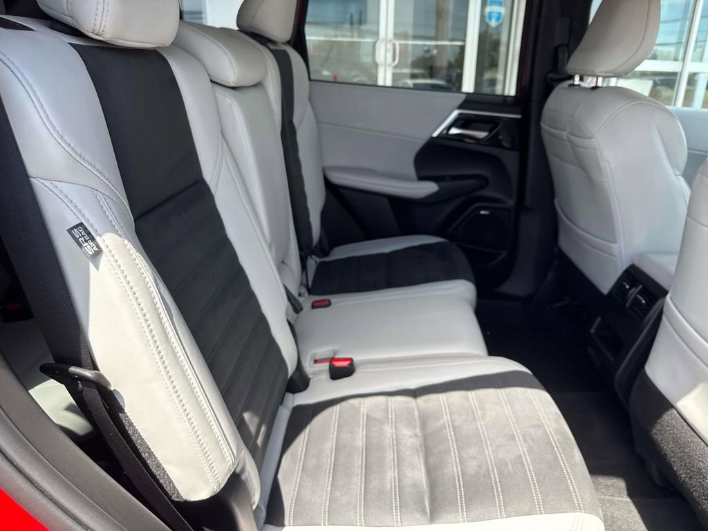 Used 2025 Mitsubishi Outlander SE image 11