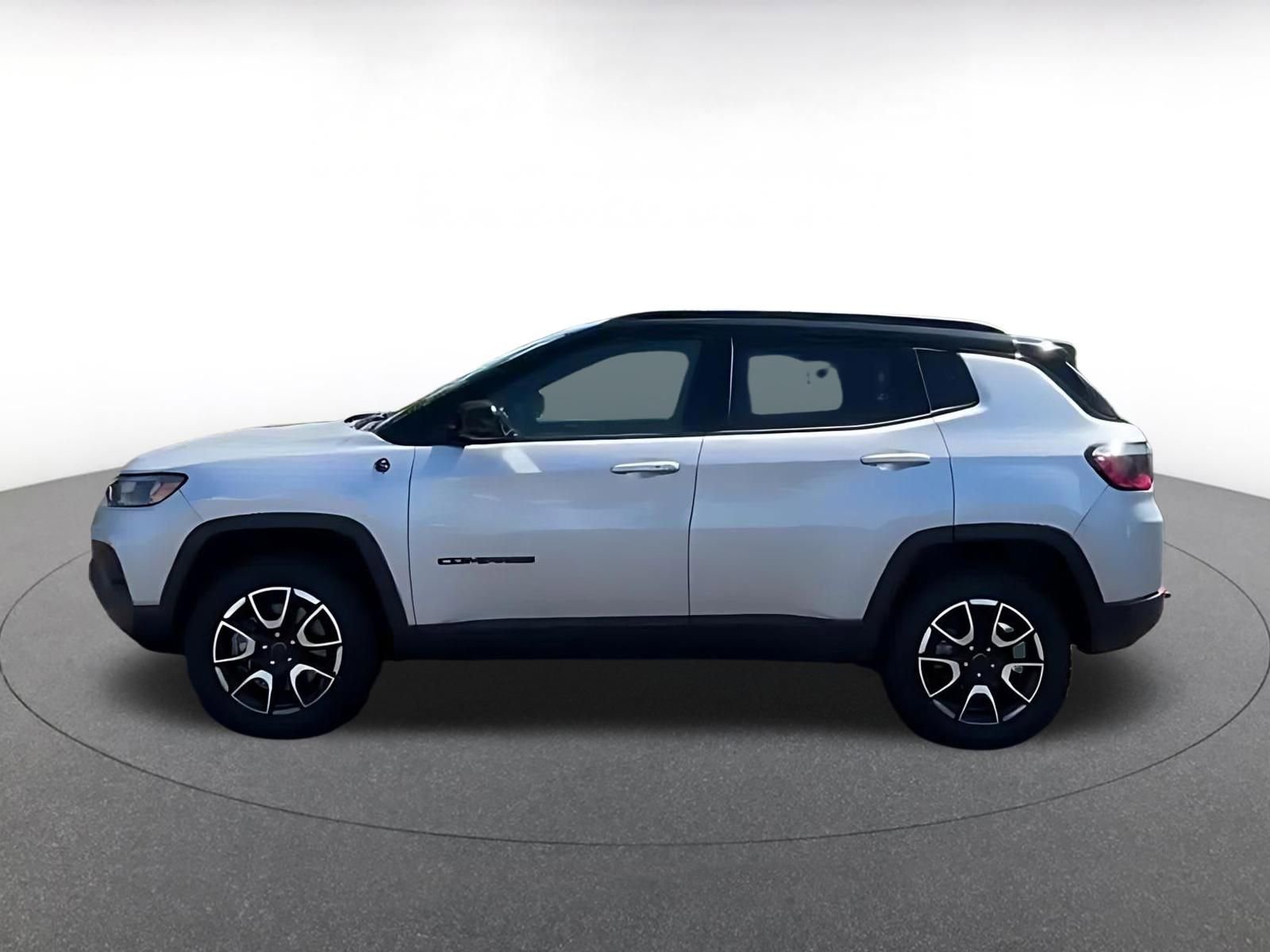 Used 2025 Jeep Compass Trailhawk AWD/4WD image 9