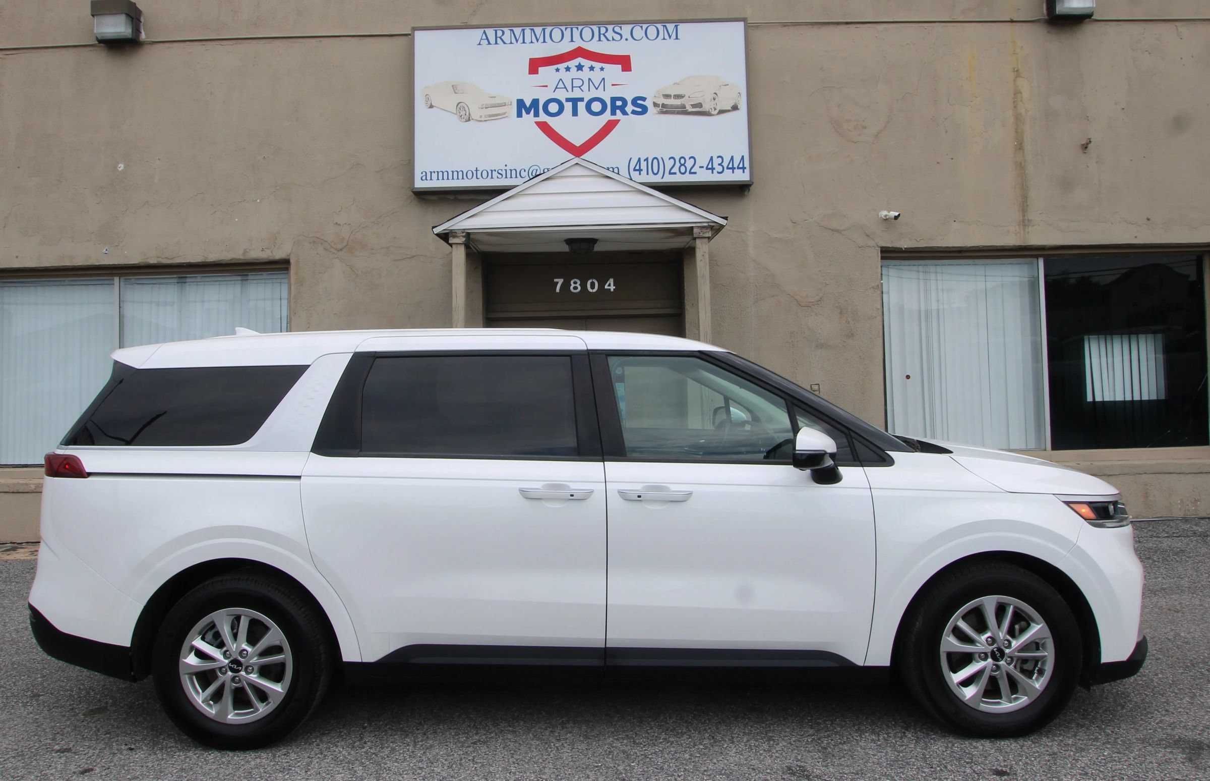Used 2023 Kia Carnival LX FWD image 5