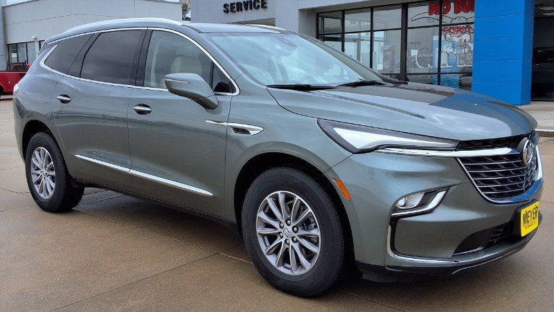 Used 2023 Buick Enclave Essence AWD/4WD image 2