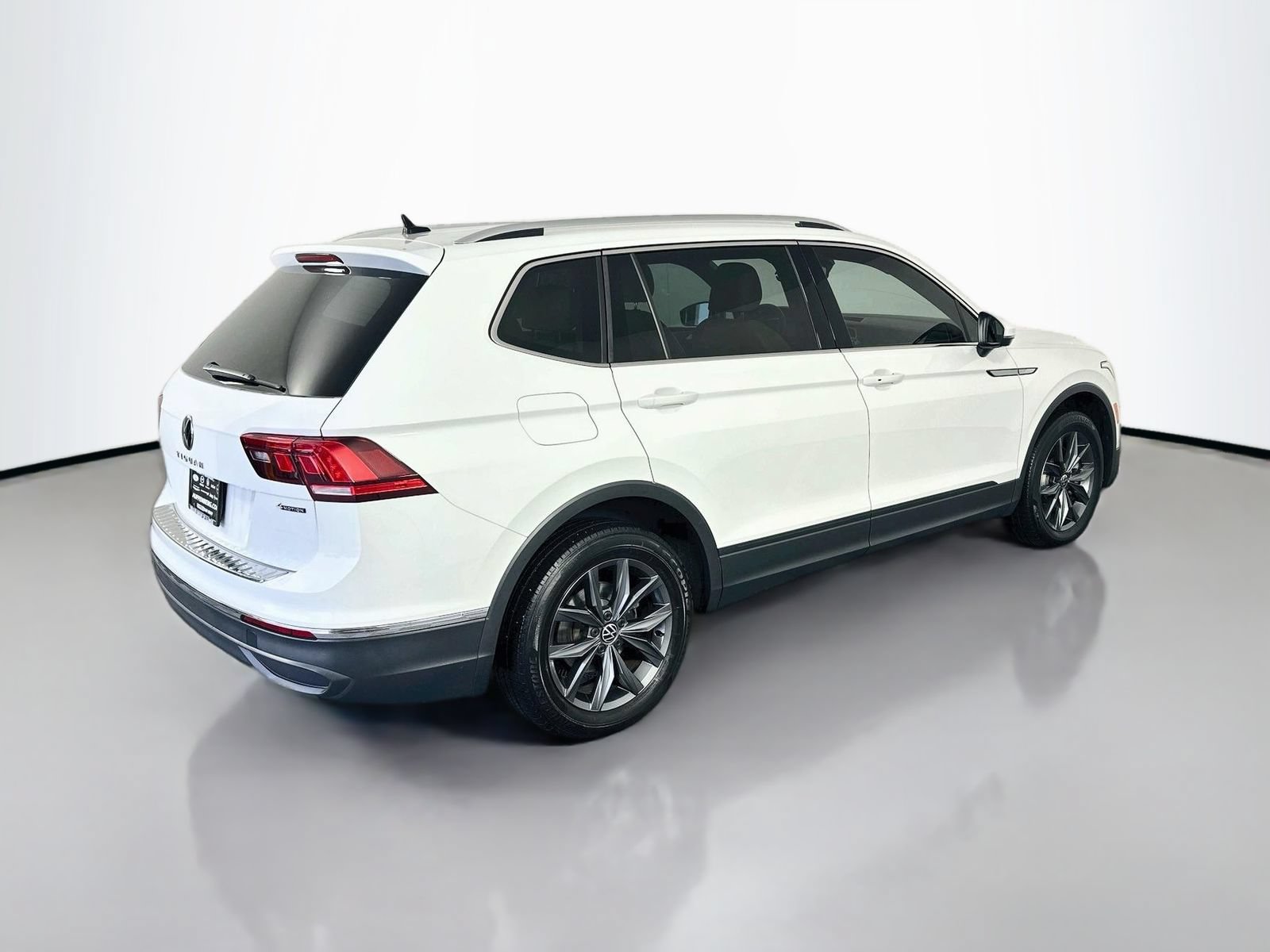 Used 2024 Volkswagen Tiguan SE AWD/4WD image 7