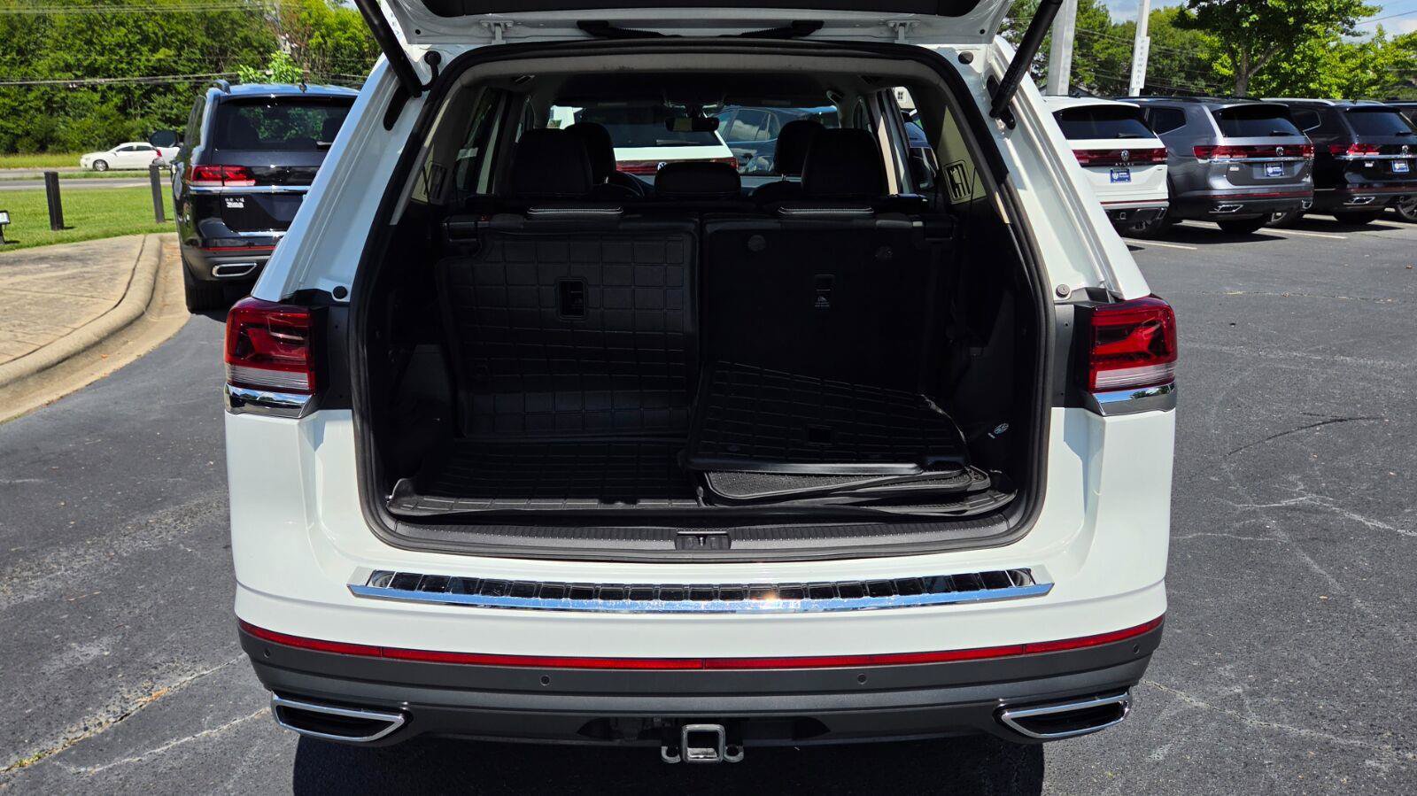 Certified 2023 Volkswagen Atlas SE w/ Black Wheel Package FWD image 61