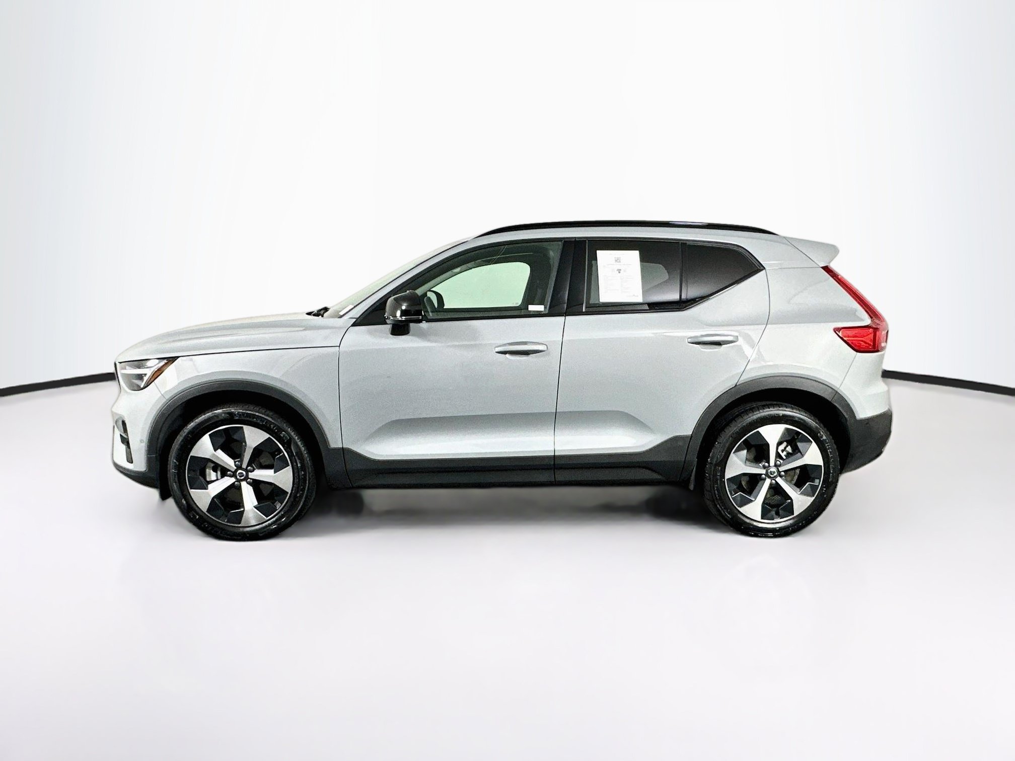 Used 2026 Volvo XC40 B5 Plus AWD/4WD image 4