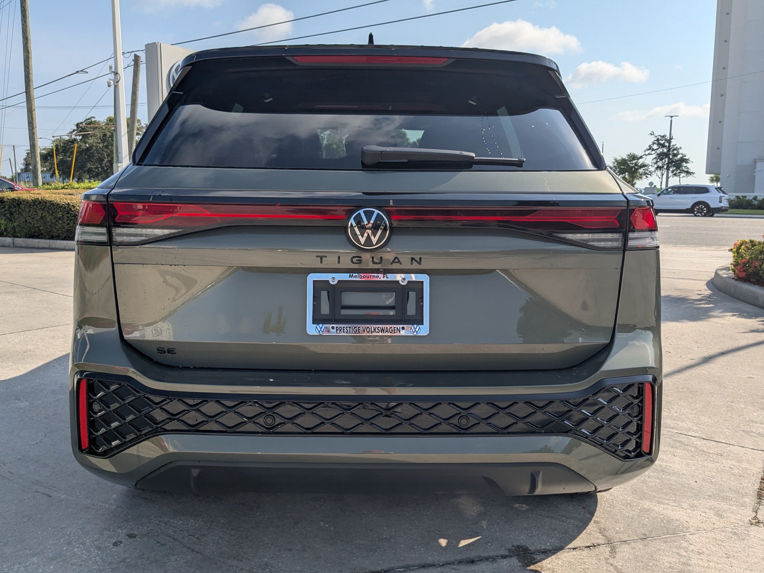 New 2026 Volkswagen Tiguan SE R-Line FWD image 4