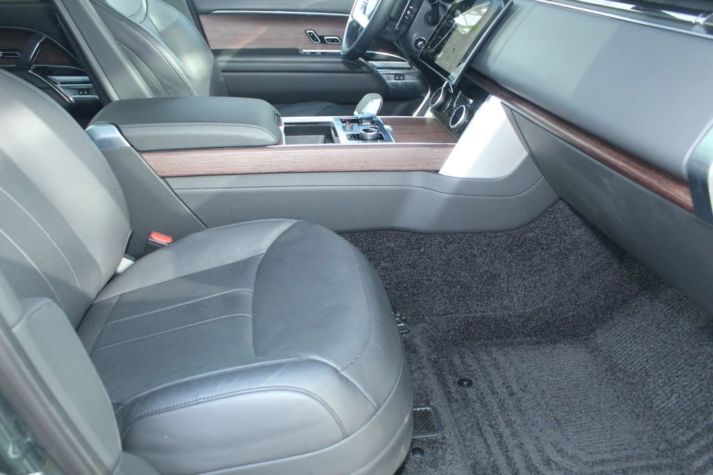 Used 2023 Land Rover Range Rover SE image 3