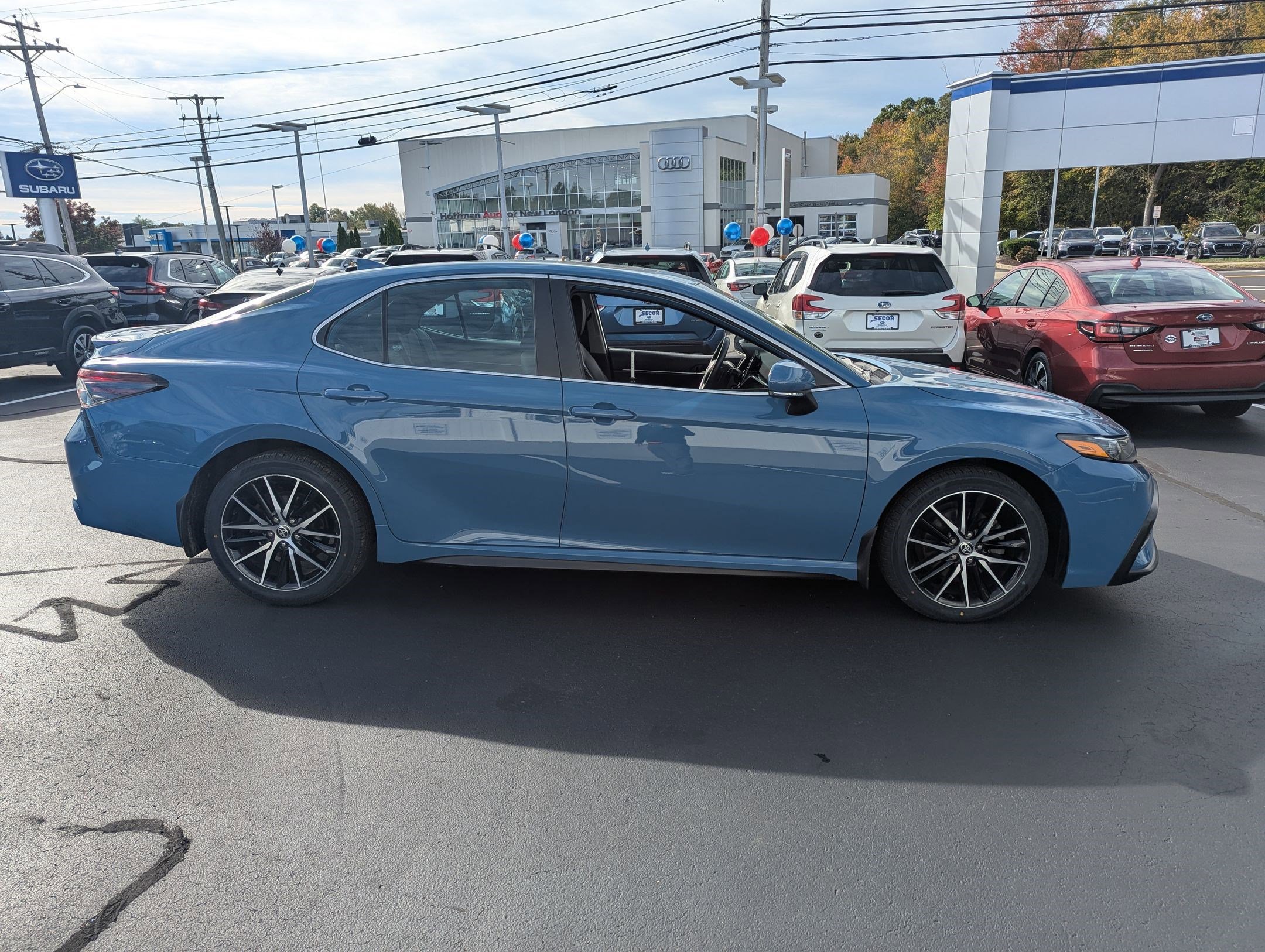 Used 2023 Toyota Camry SE image 3
