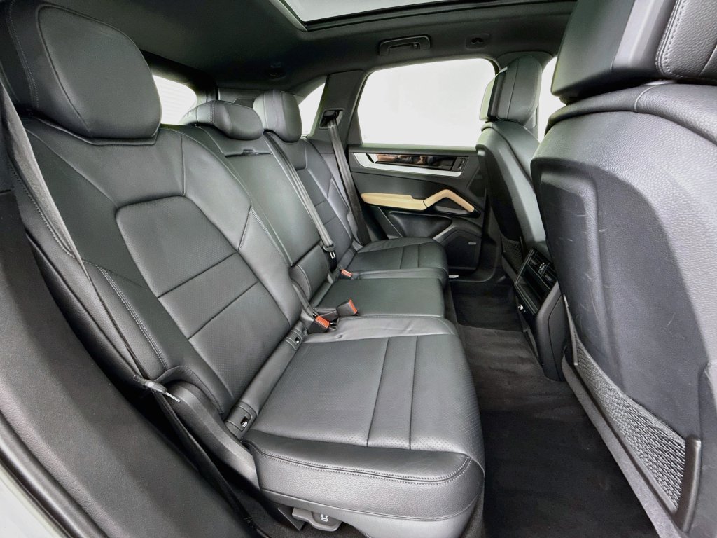 Certified 2024 Porsche Cayenne AWD/4WD image 29
